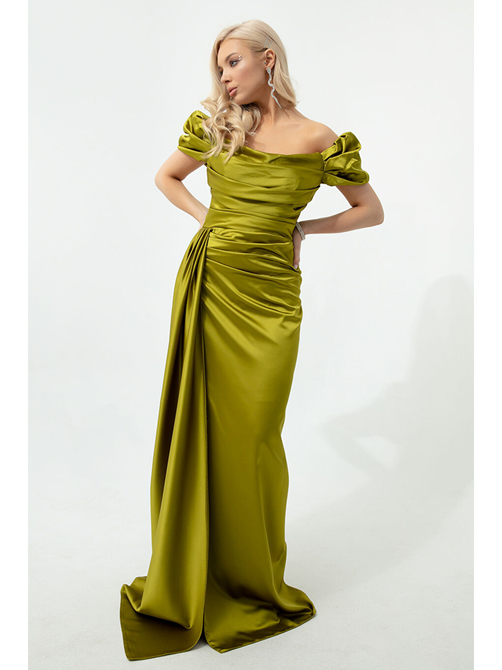 Kadın Fıstık Yeşili Kayık Yaka Kuyruklu Uzun Saten Abiye & Mezuniyet Elbisesi-3