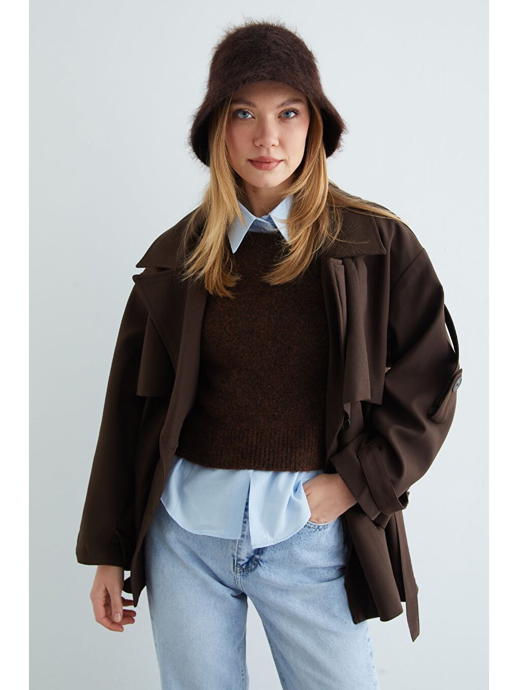 Kahverengi Kuşaklı Kruvaze Yaka Omuz Detaylı Kısa Trençkot-3