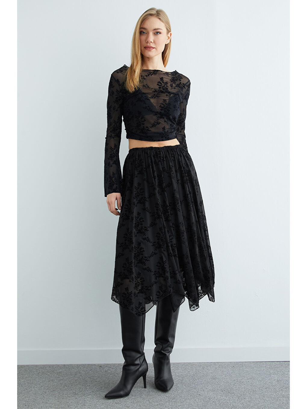 Siyah Çiçek Desenli Asimetrik Astarlı Transparan Etek-4