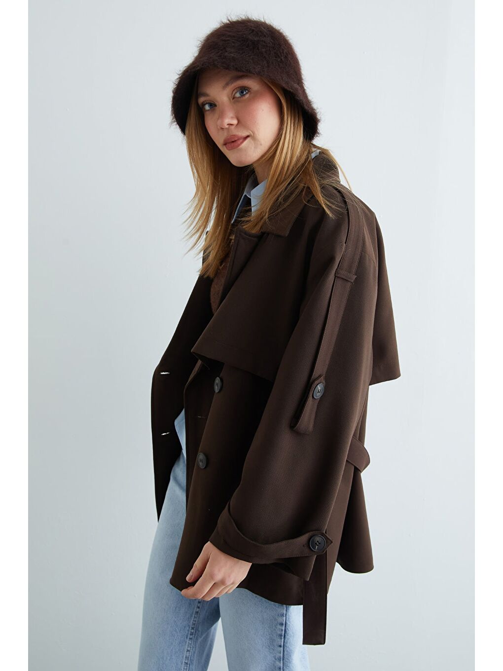 Kahverengi Kuşaklı Kruvaze Yaka Omuz Detaylı Kısa Trençkot-4