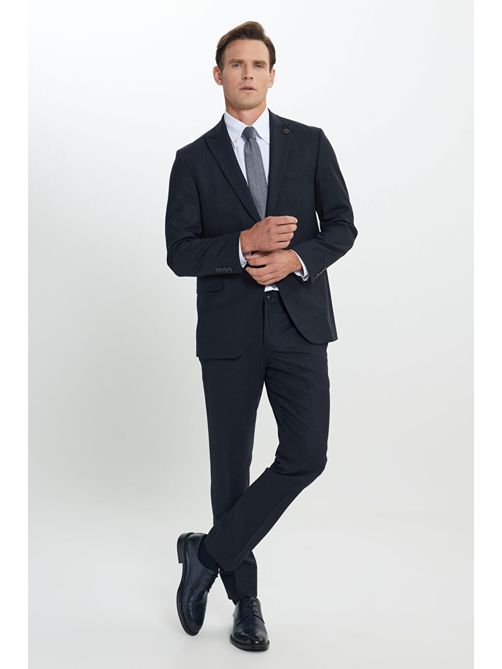 Erkek Koyu Lacivert Slim Fit Dar Kesim Kırlangıç Yaka Kapak Cepli Yün Takım Elbise-1