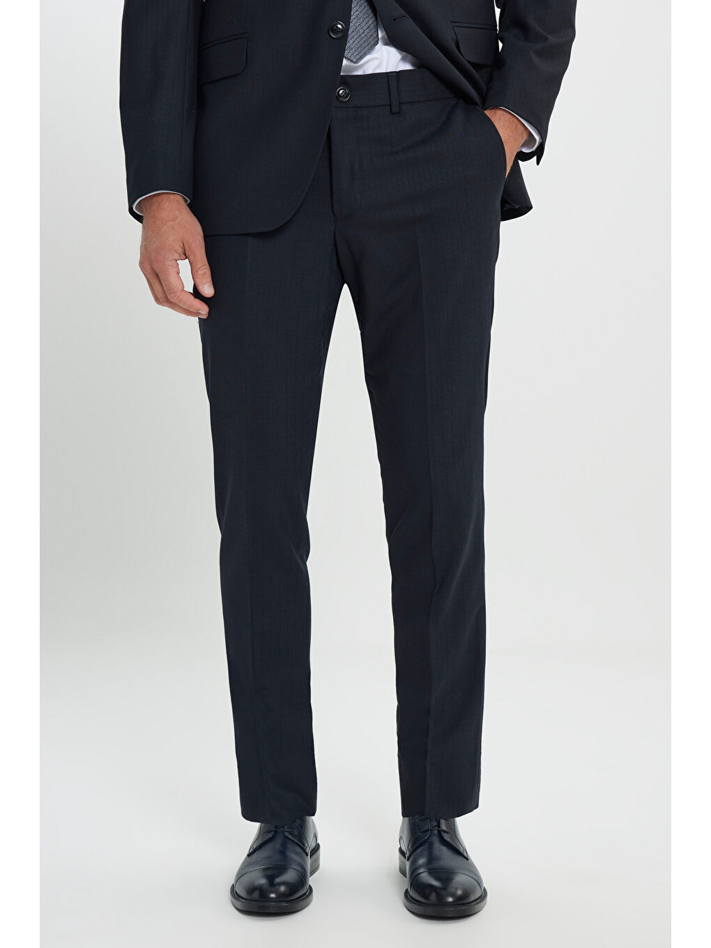 Erkek Koyu Lacivert Slim Fit Dar Kesim Kırlangıç Yaka Kapak Cepli Yün Takım Elbise-4