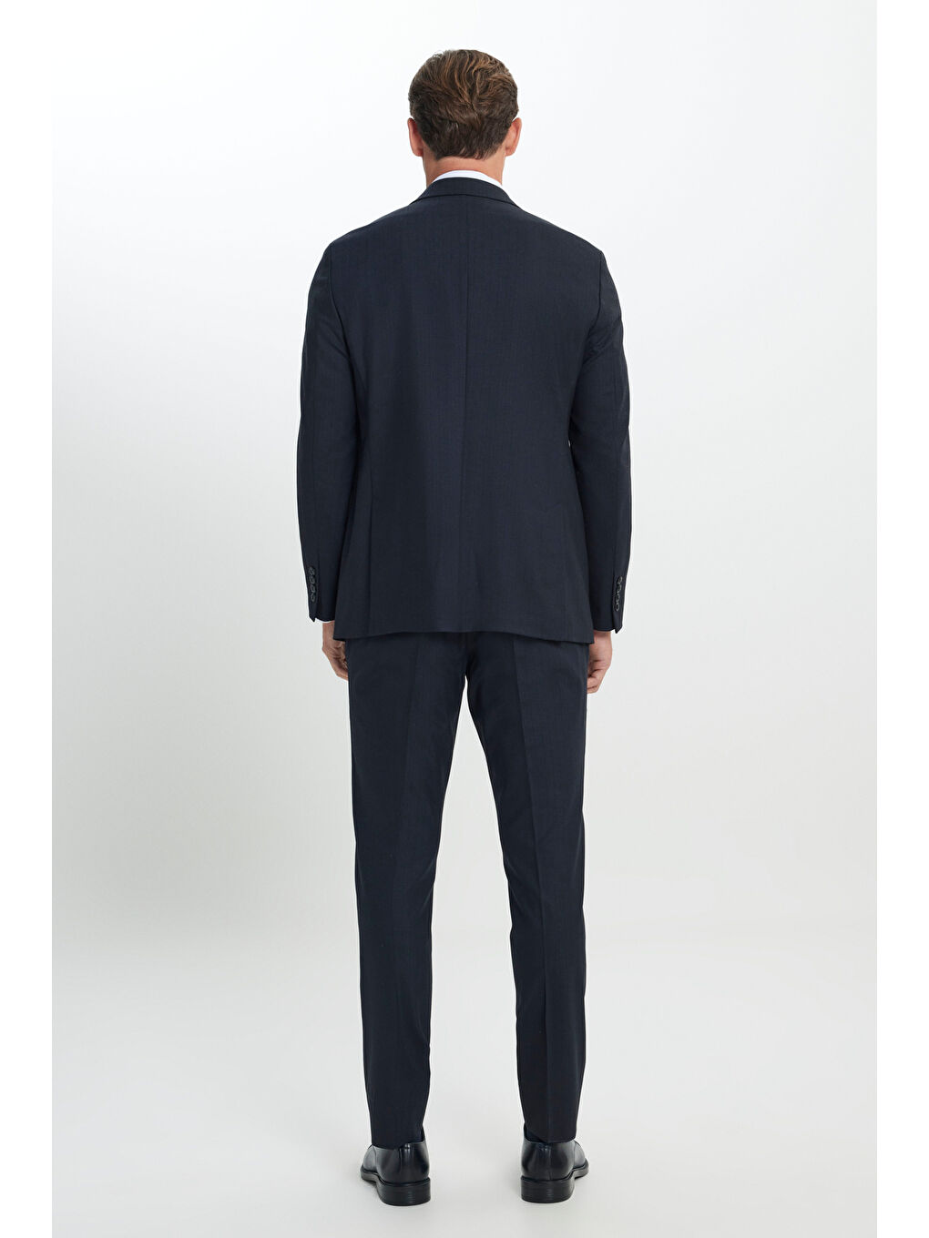 Erkek Koyu Lacivert Slim Fit Dar Kesim Kırlangıç Yaka Kapak Cepli Yün Takım Elbise-7