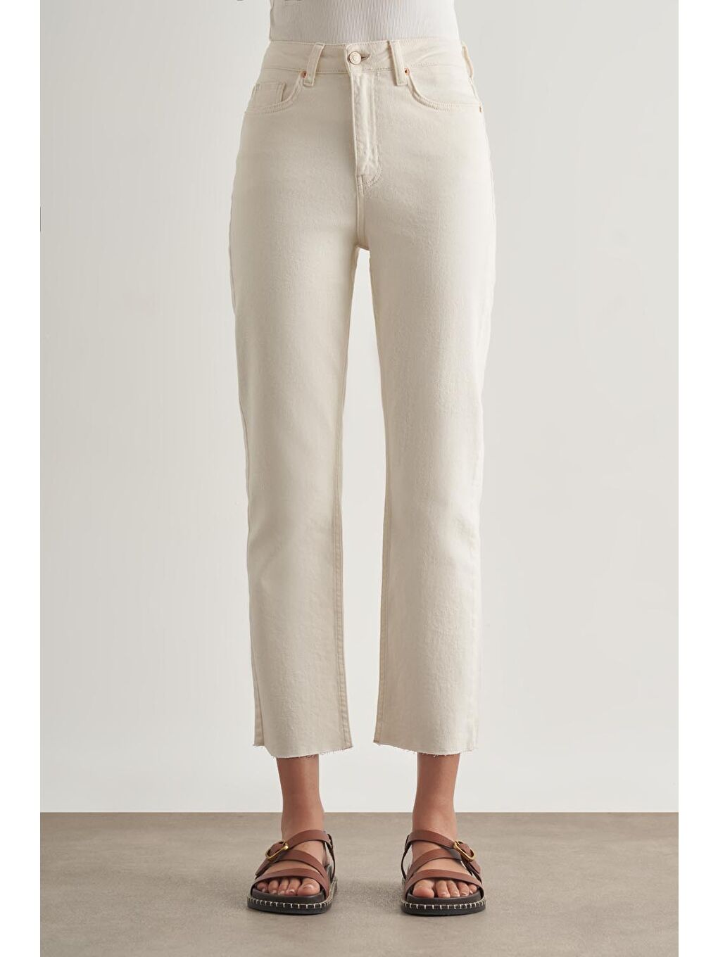 Kesik Paça Mom Fit Ekru Denim Pantolon