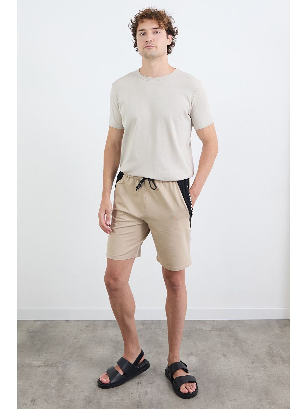 Bej Yazı Baskıl Renk Garnili Cebi Fermuarlı Şort