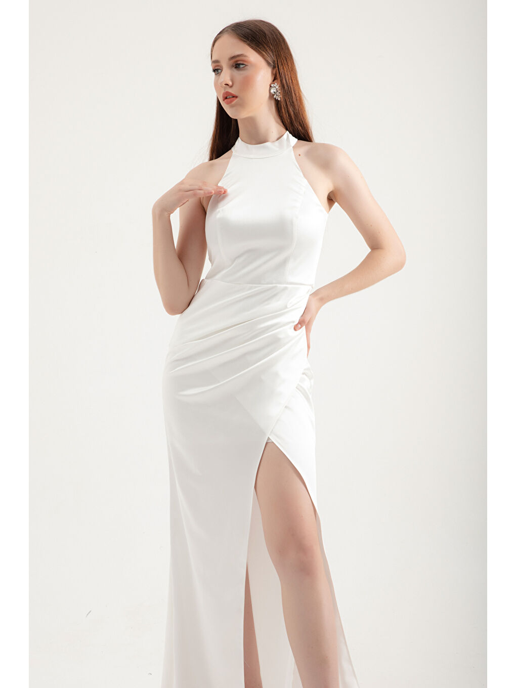 Kadın Beyaz Halter Yaka Yırtmaçlı Uzun Saten Abiye Elbise-1