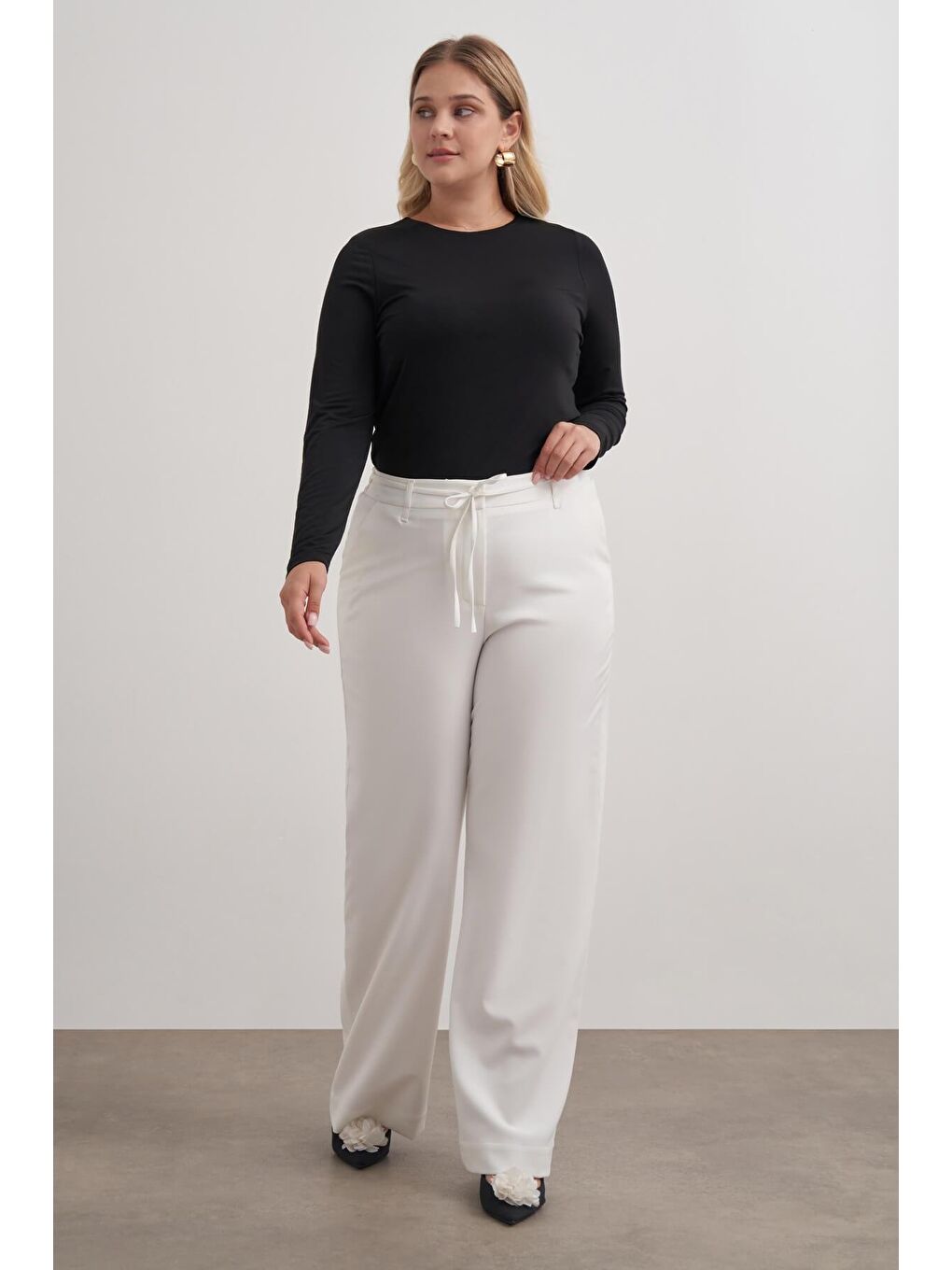 Beyaz Beli Lastikli Geniş Paça Pantolon
