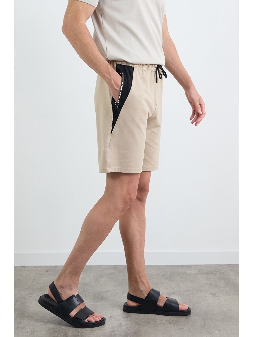 Bej Yazı Baskıl Renk Garnili Cebi Fermuarlı Şort-1