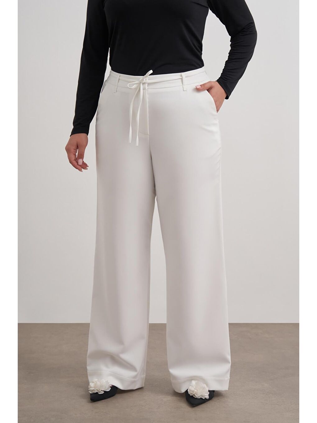 Beyaz Beli Lastikli Geniş Paça Pantolon-3