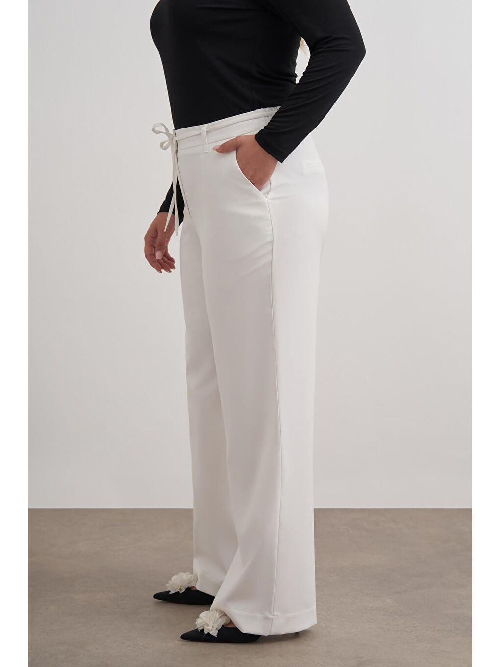 Beyaz Beli Lastikli Geniş Paça Pantolon-4