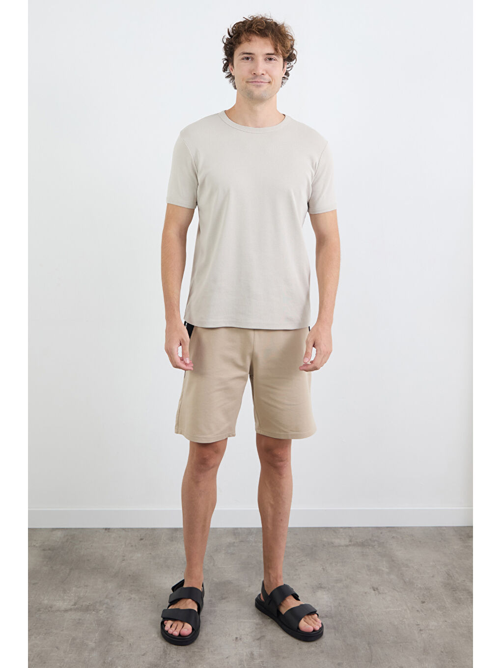 Bej Yazı Baskıl Renk Garnili Cebi Fermuarlı Şort-2