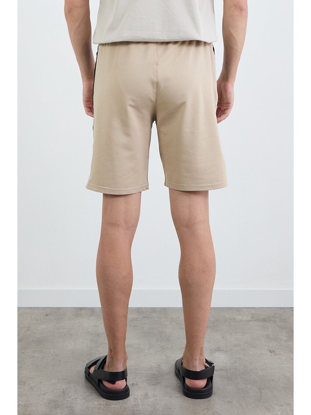 Bej Yazı Baskıl Renk Garnili Cebi Fermuarlı Şort-3