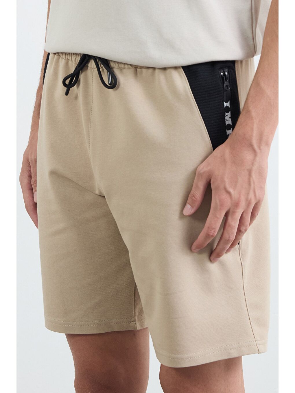 Bej Yazı Baskıl Renk Garnili Cebi Fermuarlı Şort-4