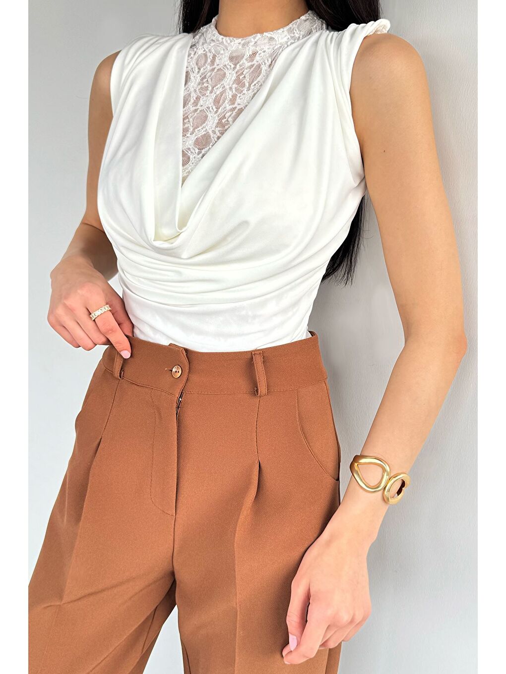 Ekru Kadın İç Dantel Detaylı Degaje Yaka Bluz-1