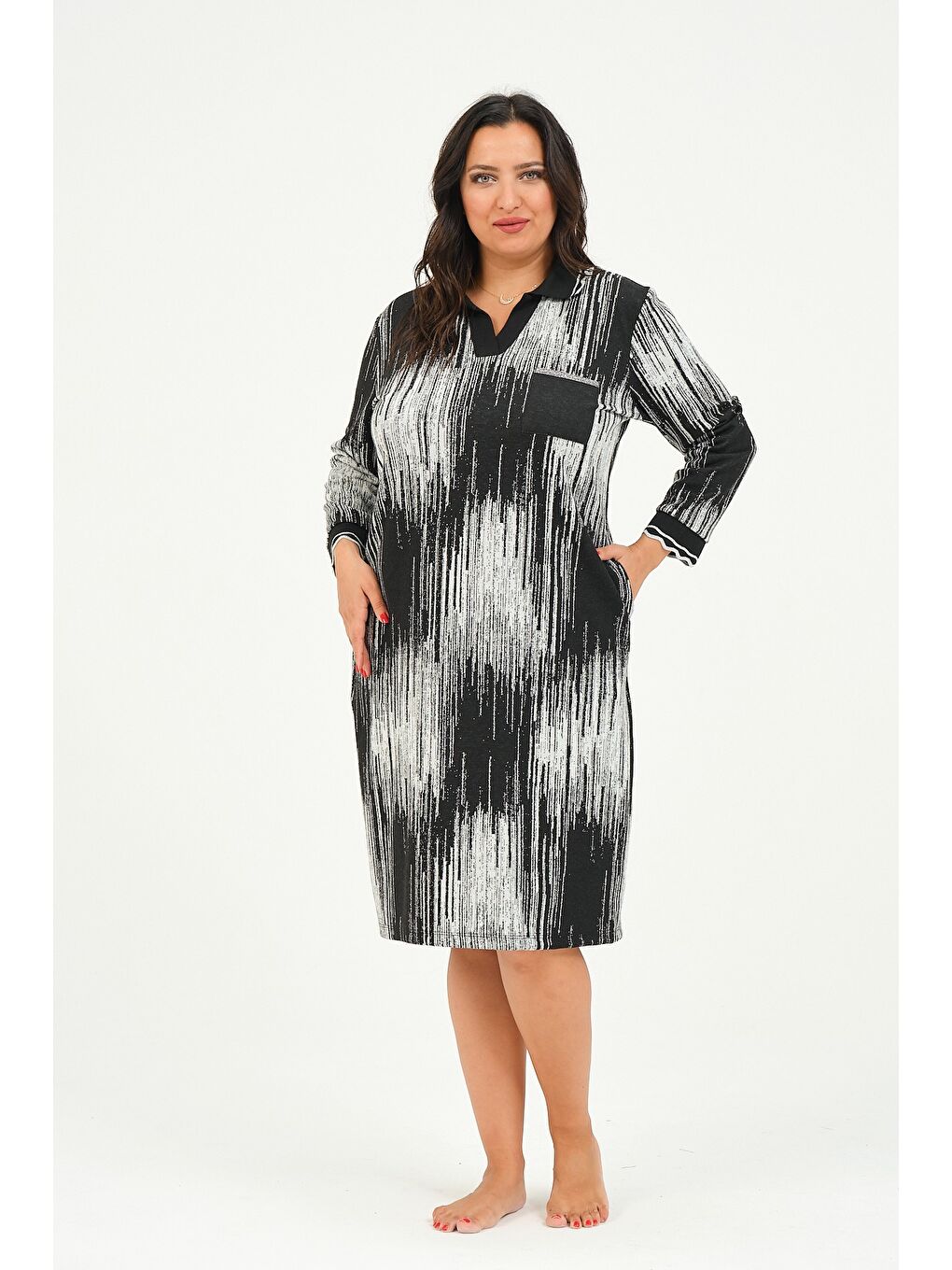 Siyah kadın desenli v yaka cepli büyük beden jakarlı elbise