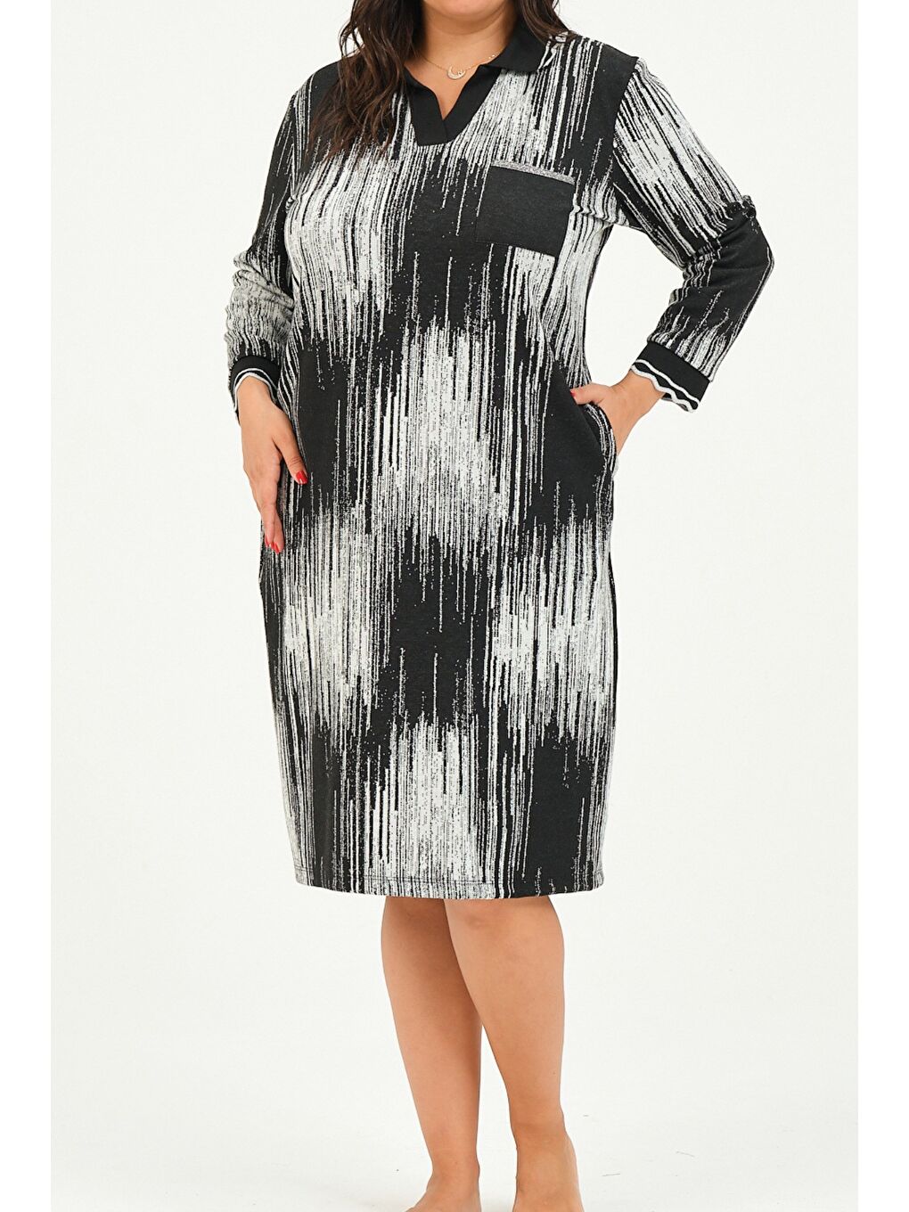 Siyah kadın desenli v yaka cepli büyük beden jakarlı elbise-3