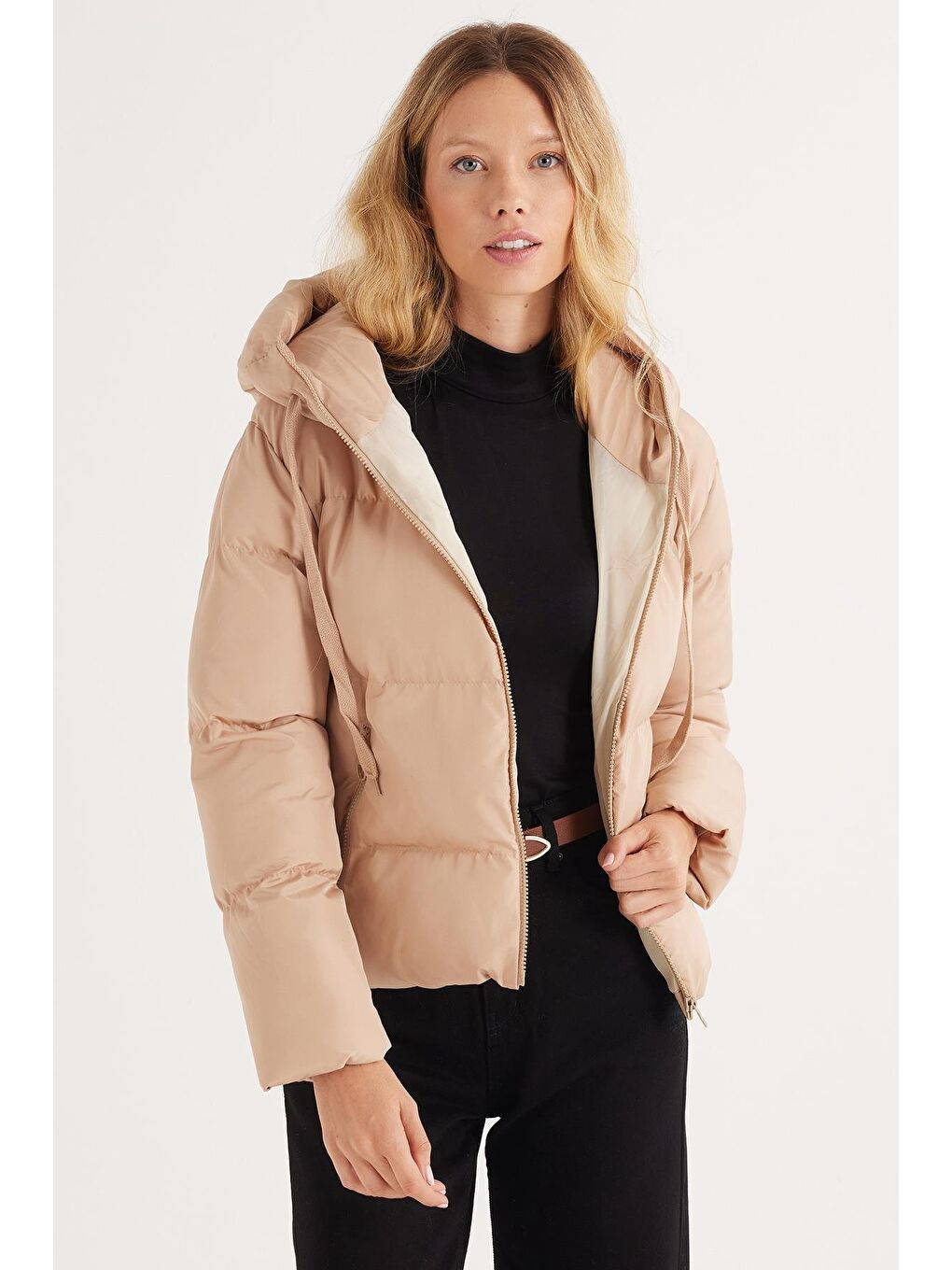 Kadın Regular Fit Klasik Kesim Kapüşonlu Şişme Bej Mont-1