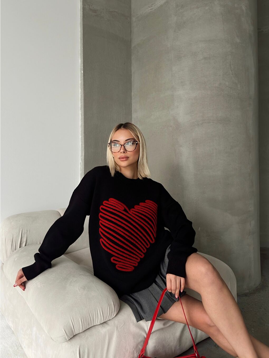 Siyah Kalp Nakışlı Oversize Triko Kazak-1