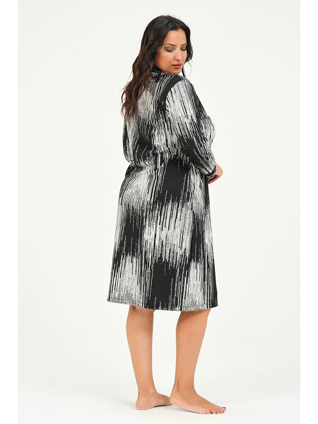 Siyah kadın desenli v yaka cepli büyük beden jakarlı elbise-4