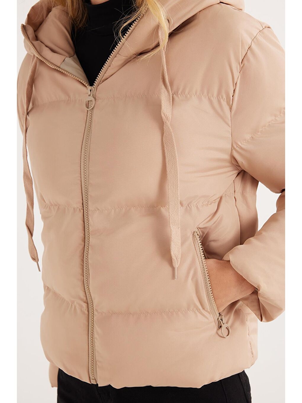 Kadın Regular Fit Klasik Kesim Kapüşonlu Şişme Bej Mont-2
