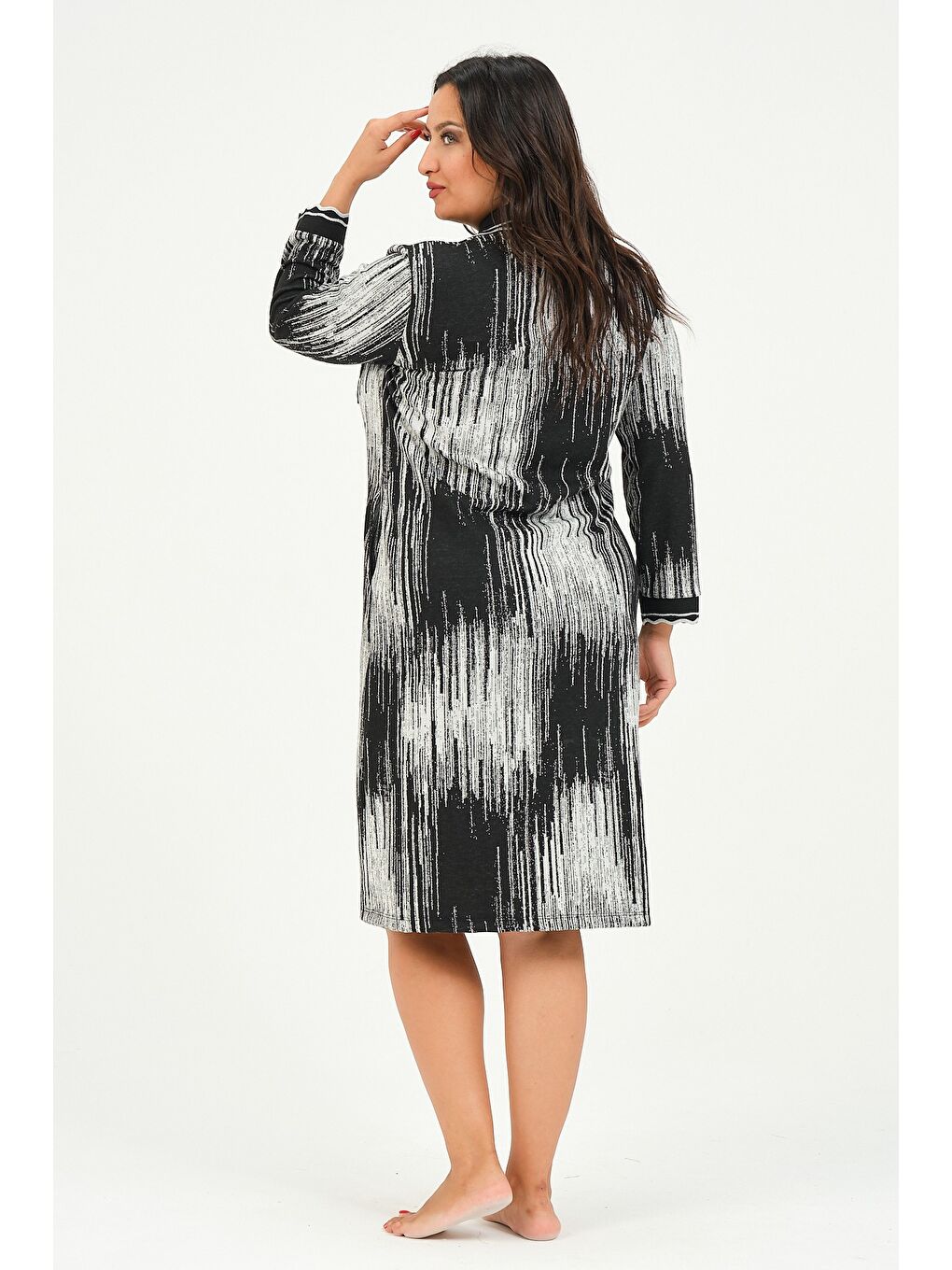 Siyah kadın desenli v yaka cepli büyük beden jakarlı elbise-5