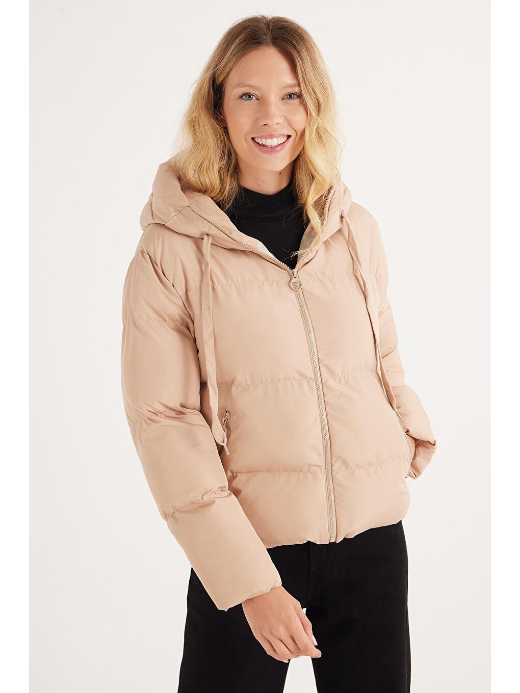 Kadın Regular Fit Klasik Kesim Kapüşonlu Şişme Bej Mont-3