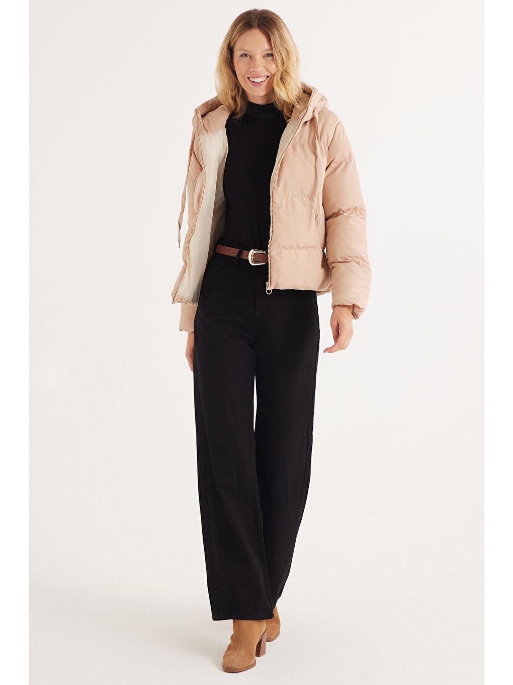 Kadın Regular Fit Klasik Kesim Kapüşonlu Şişme Bej Mont-4