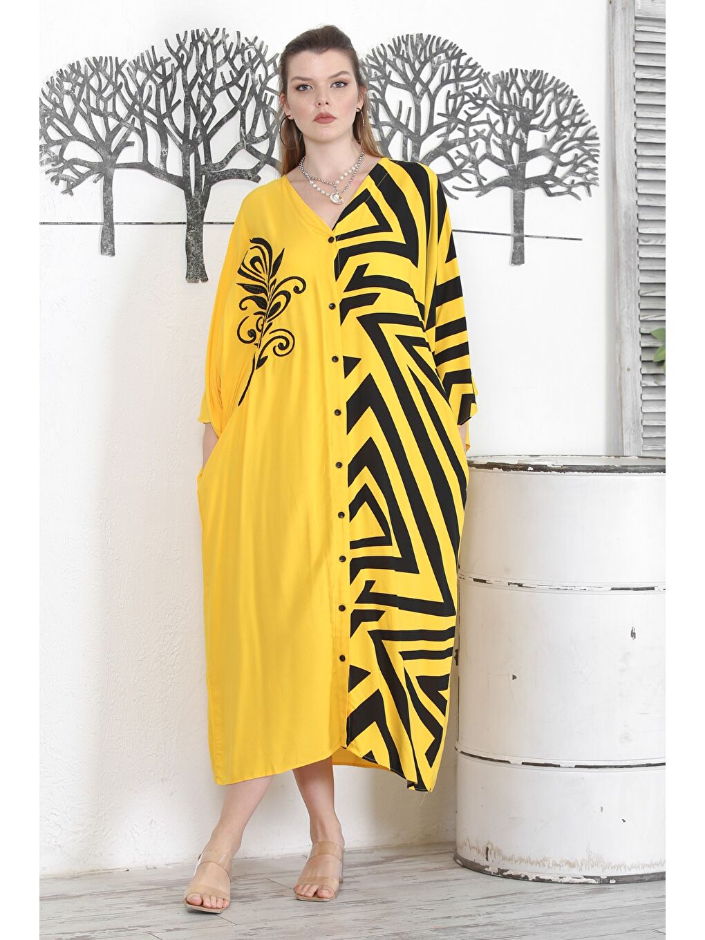 Sarı V Yaka 3/4 Kol Düğmeli Gizli Cepli Nakışlı Baskılı Casual Oversize Dokuma Elbise-1