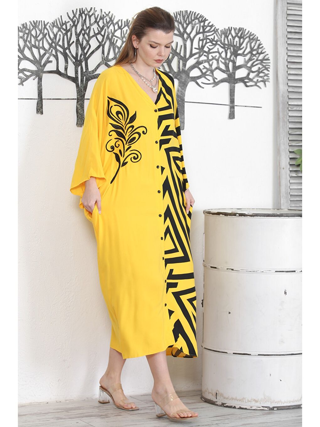 Sarı V Yaka 3/4 Kol Düğmeli Gizli Cepli Nakışlı Baskılı Casual Oversize Dokuma Elbise-2