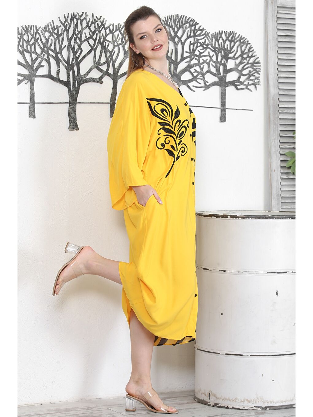 Sarı V Yaka 3/4 Kol Düğmeli Gizli Cepli Nakışlı Baskılı Casual Oversize Dokuma Elbise-3