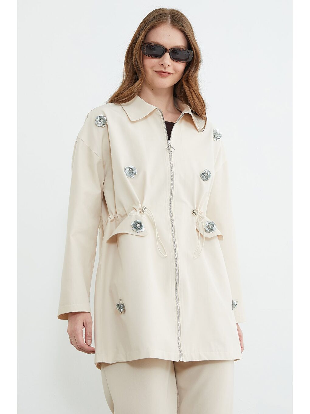 Bej Çiçek İşlemeli Beli Lastikli Trençkot