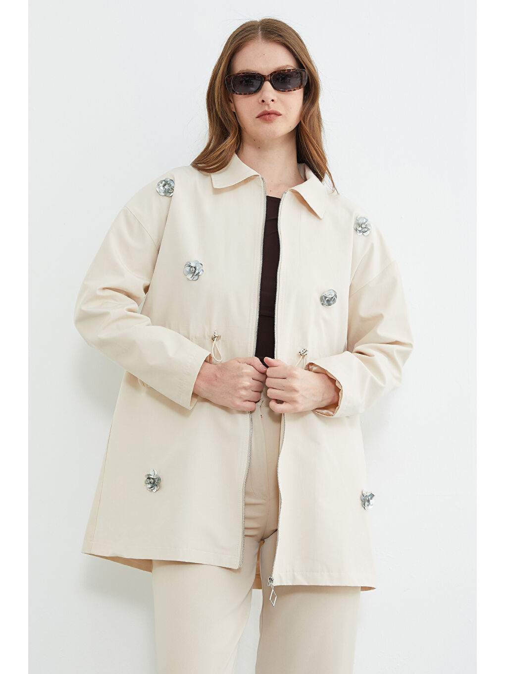 Bej Çiçek İşlemeli Beli Lastikli Trençkot-1