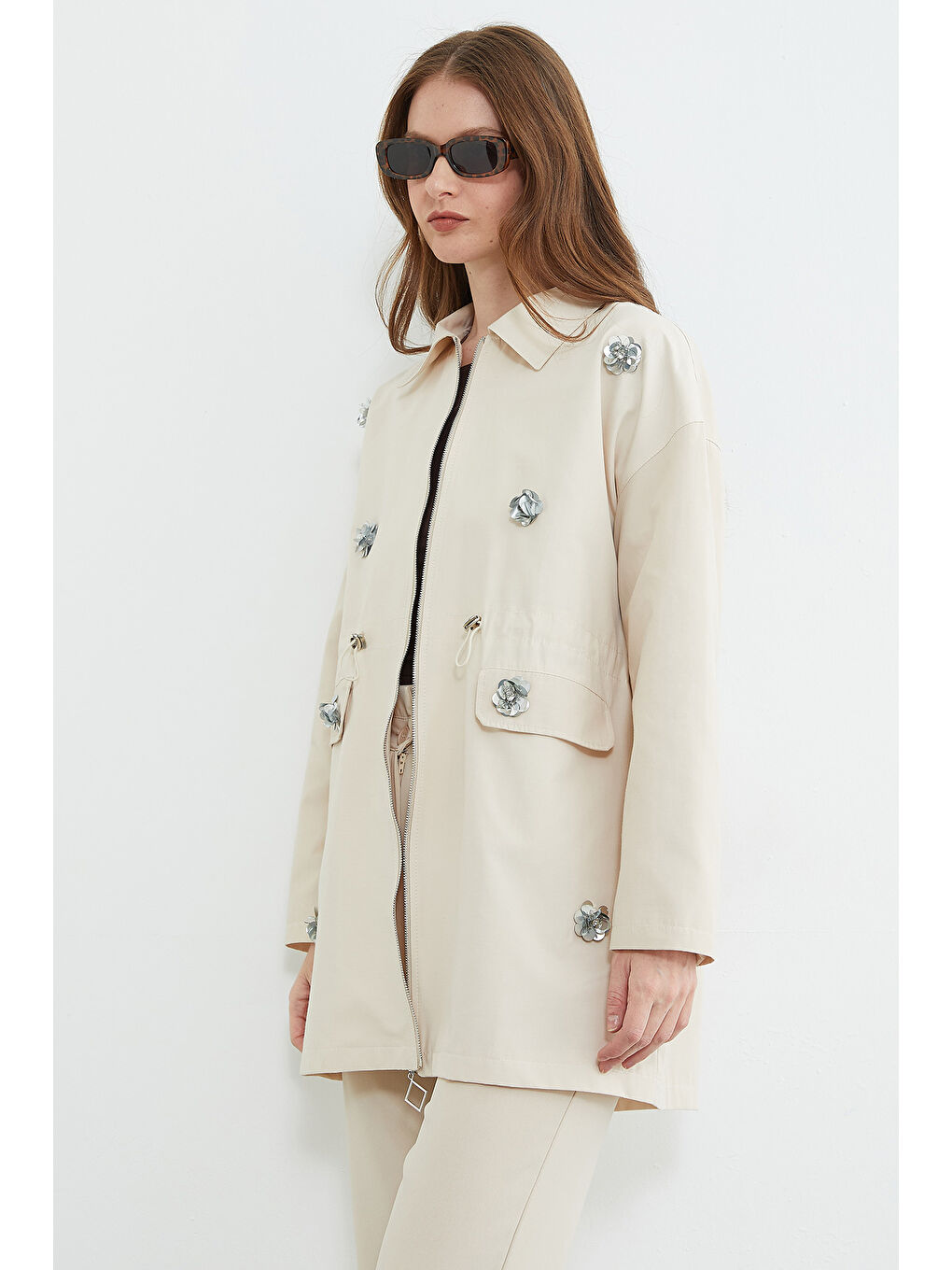 Bej Çiçek İşlemeli Beli Lastikli Trençkot-2