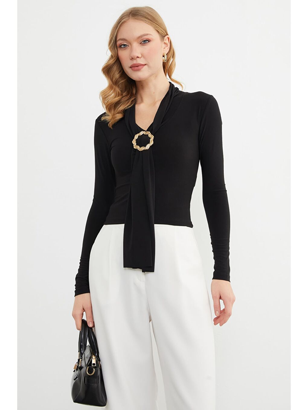 Siyah Aksesuar Detaylı Fularlı Şal Yaka Bluz-1
