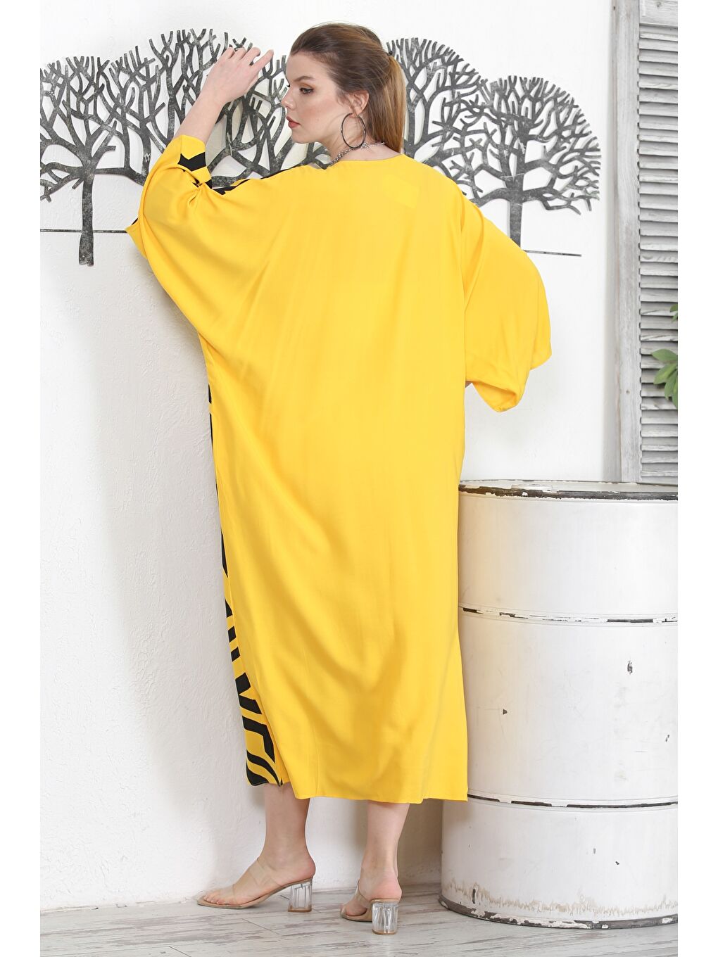 Sarı V Yaka 3/4 Kol Düğmeli Gizli Cepli Nakışlı Baskılı Casual Oversize Dokuma Elbise-6