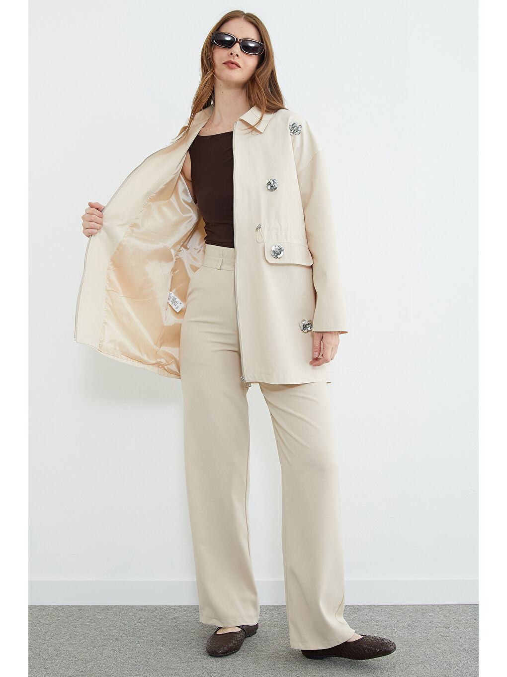 Bej Çiçek İşlemeli Beli Lastikli Trençkot-3