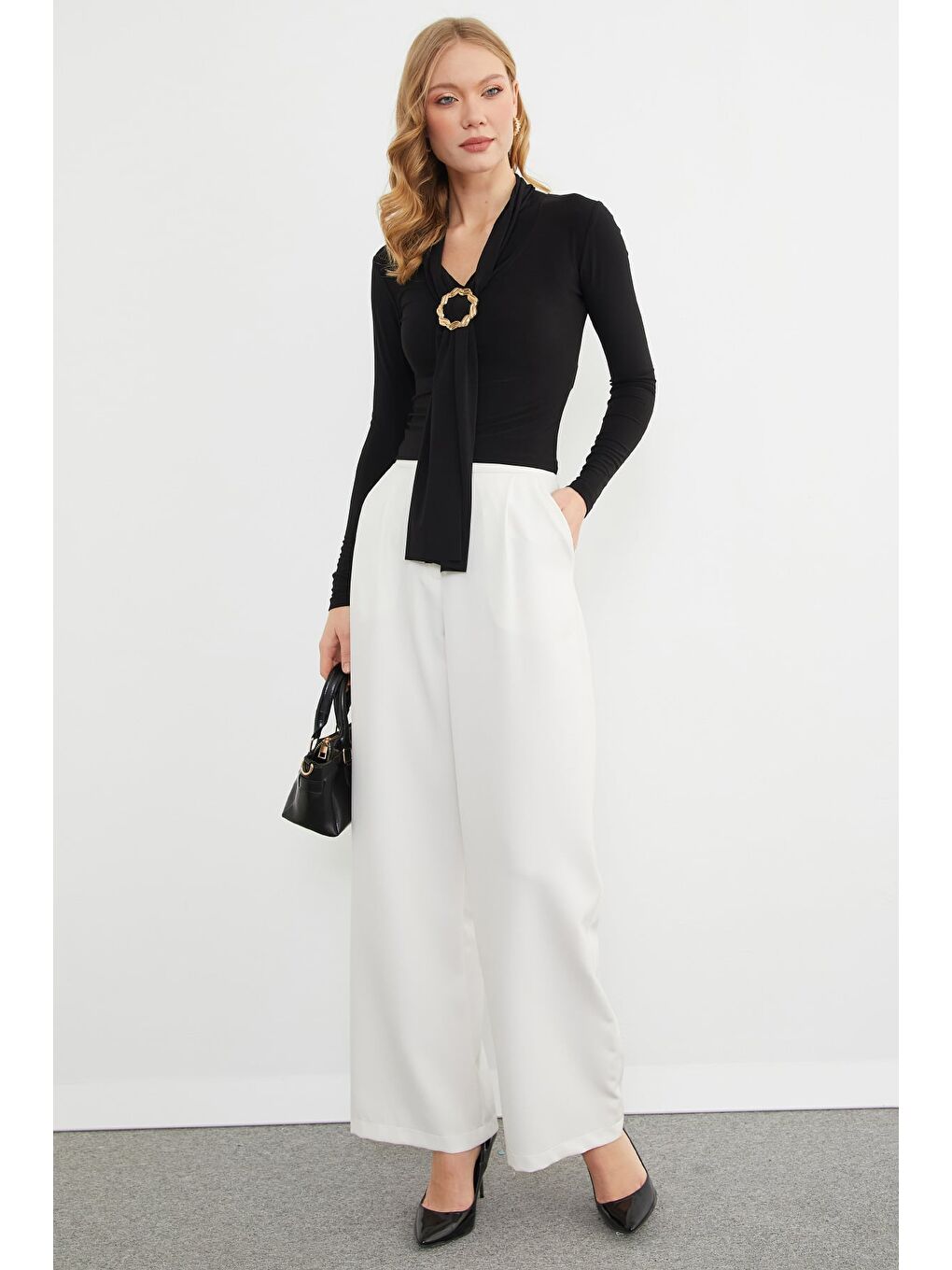 Siyah Aksesuar Detaylı Fularlı Şal Yaka Bluz-2