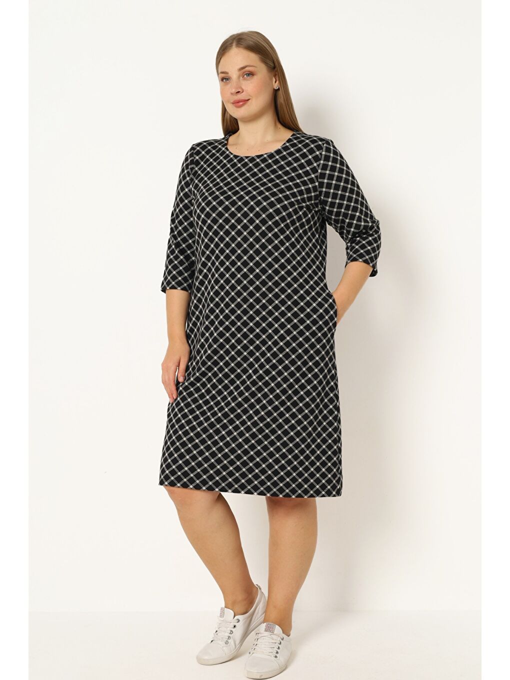 Siyah Kadın Büyük Beden Ekoseli Elastanlı Truvakar Kollu Cepli Anvelop Elbise-1