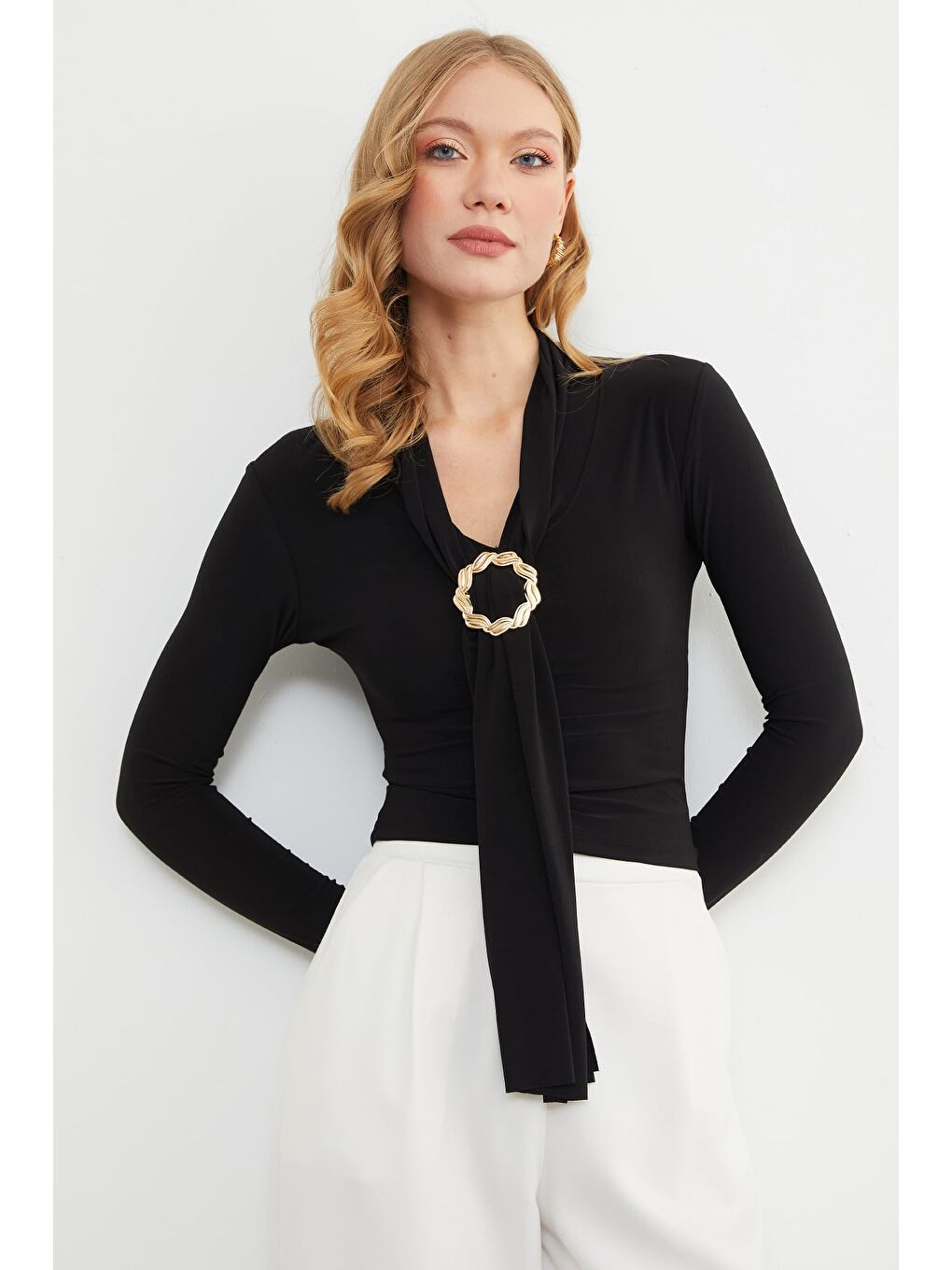 Siyah Aksesuar Detaylı Fularlı Şal Yaka Bluz-3