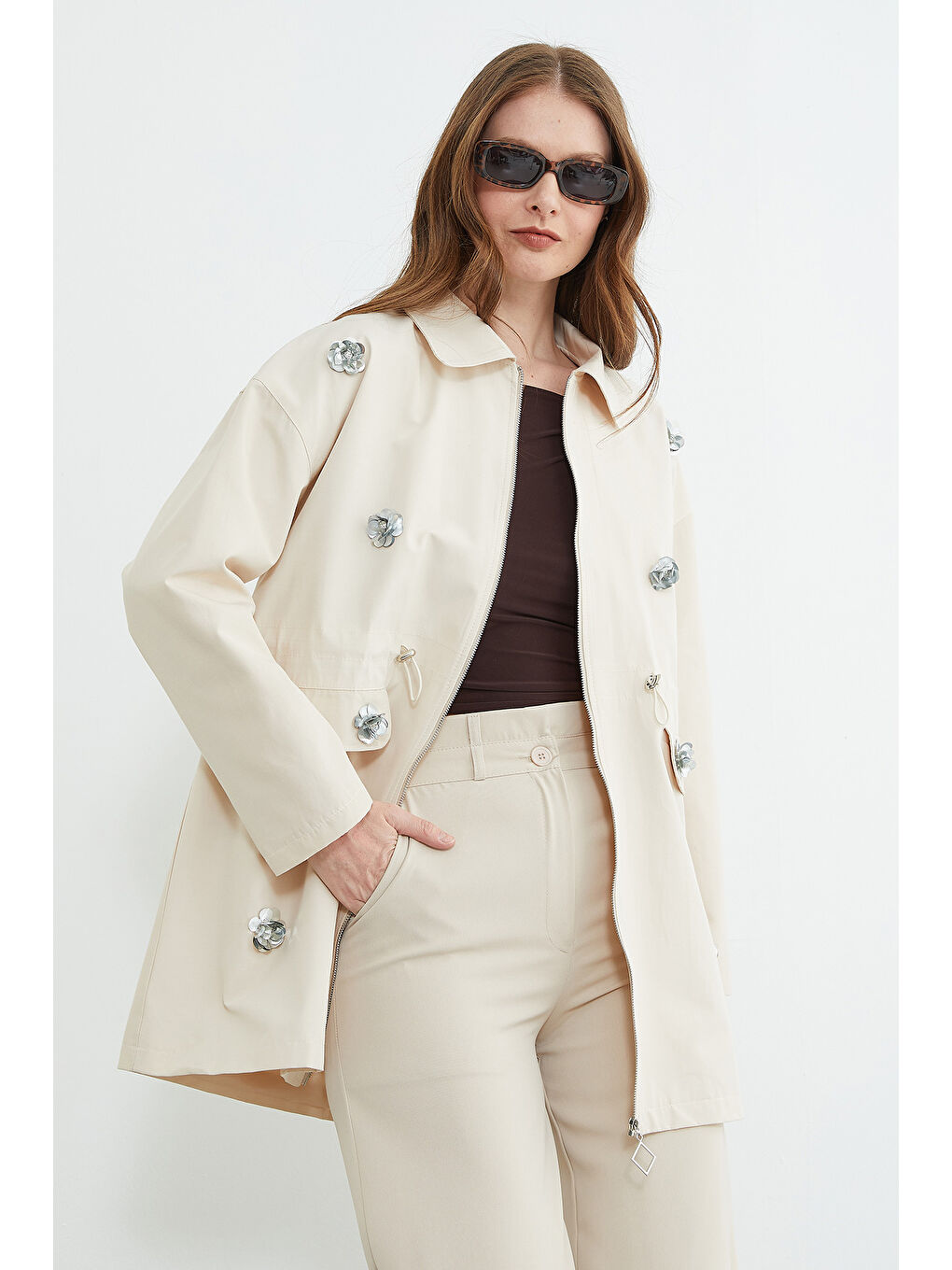 Bej Çiçek İşlemeli Beli Lastikli Trençkot-4