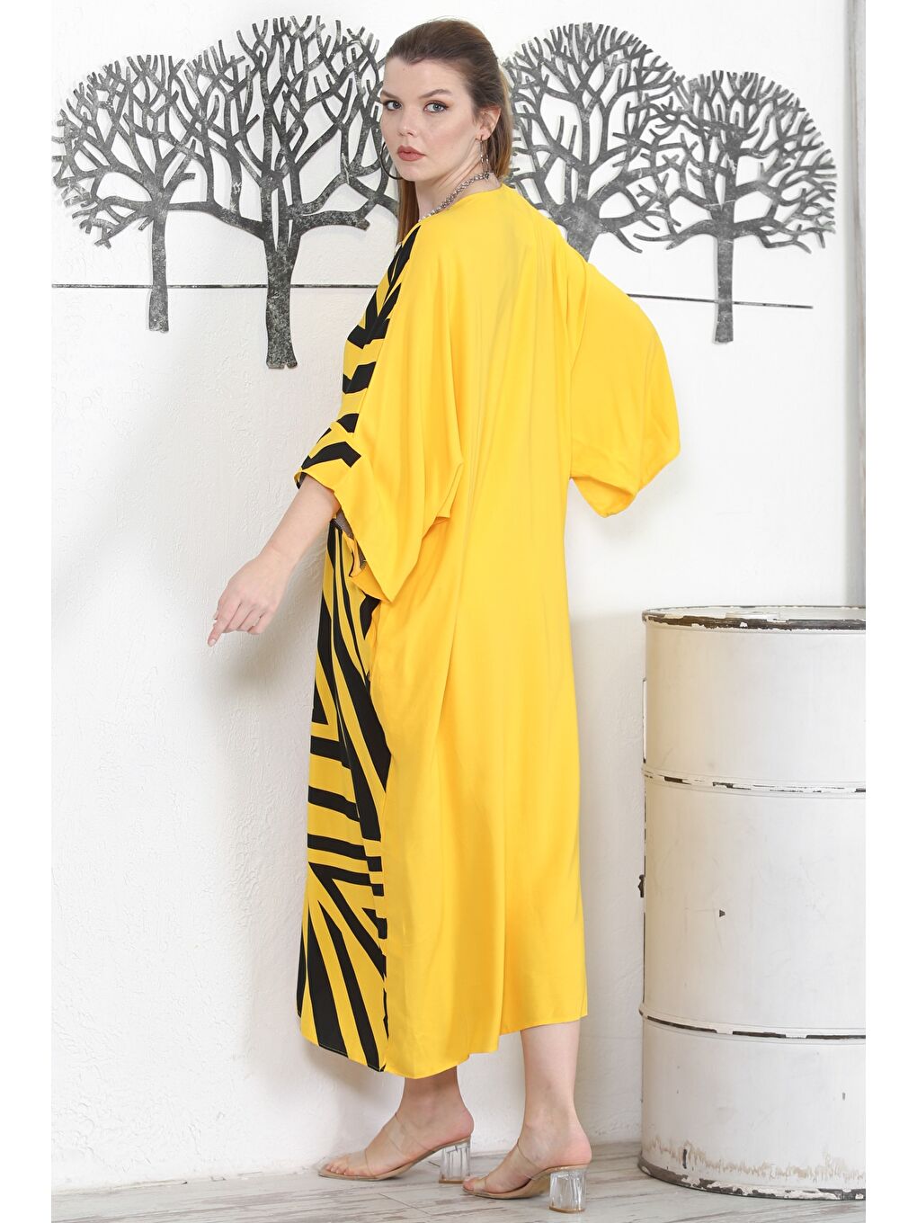 Sarı V Yaka 3/4 Kol Düğmeli Gizli Cepli Nakışlı Baskılı Casual Oversize Dokuma Elbise-7