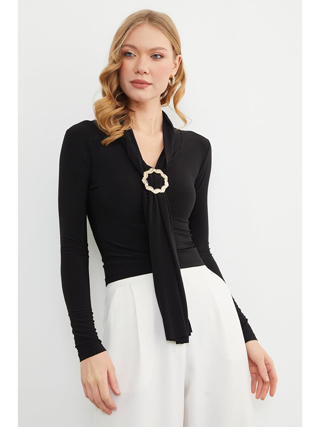 Siyah Aksesuar Detaylı Fularlı Şal Yaka Bluz-4