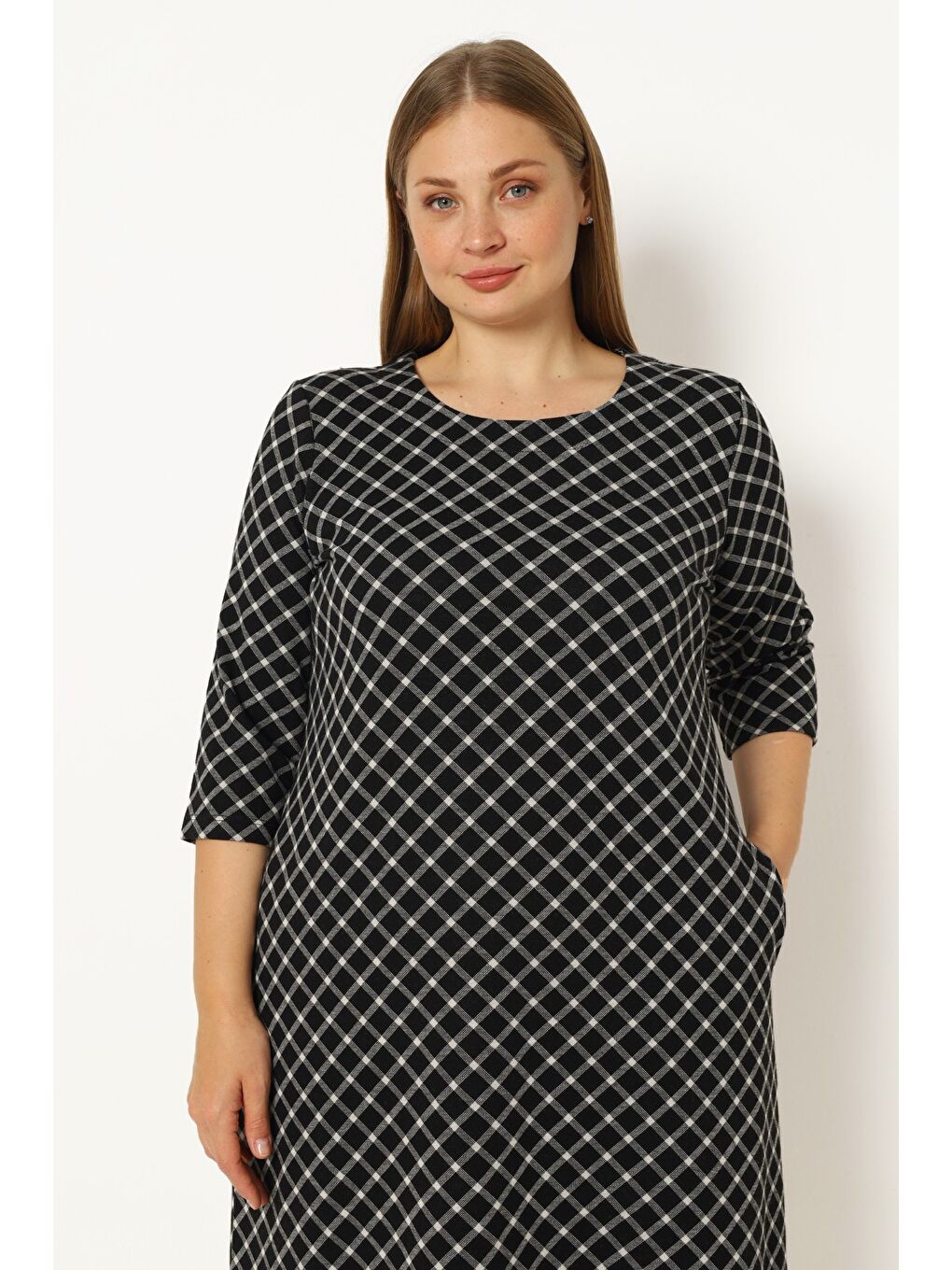 Siyah Kadın Büyük Beden Ekoseli Elastanlı Truvakar Kollu Cepli Anvelop Elbise-2