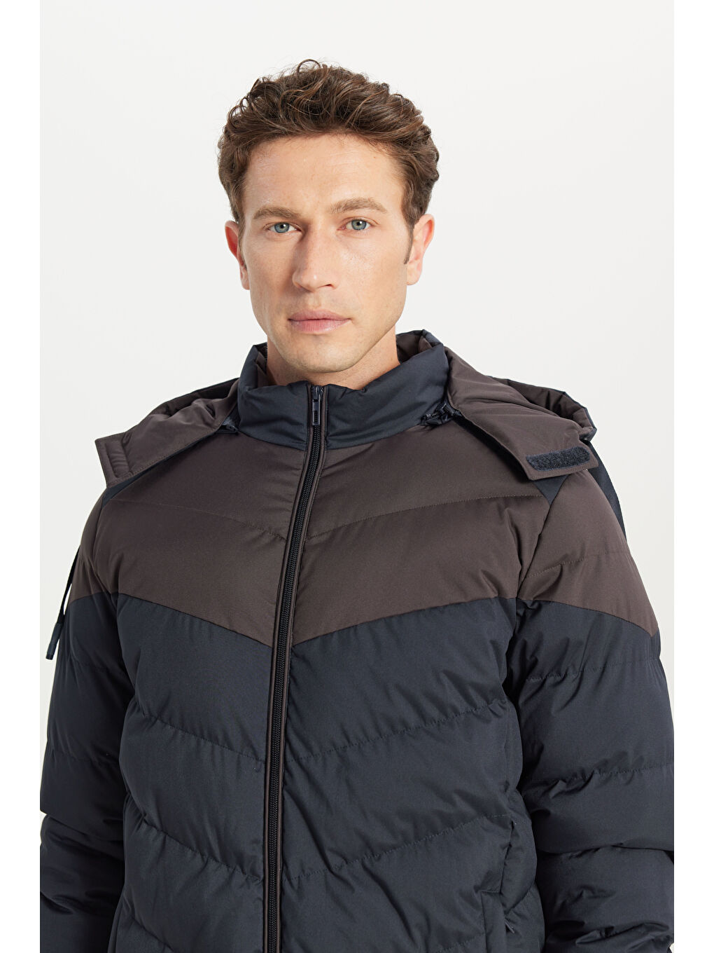 Erkek Lacivert-Kahverengi Standart Fit Normal Kesim Dik Yaka Kapüşonlu Yan Cepli Şişme Mont-3