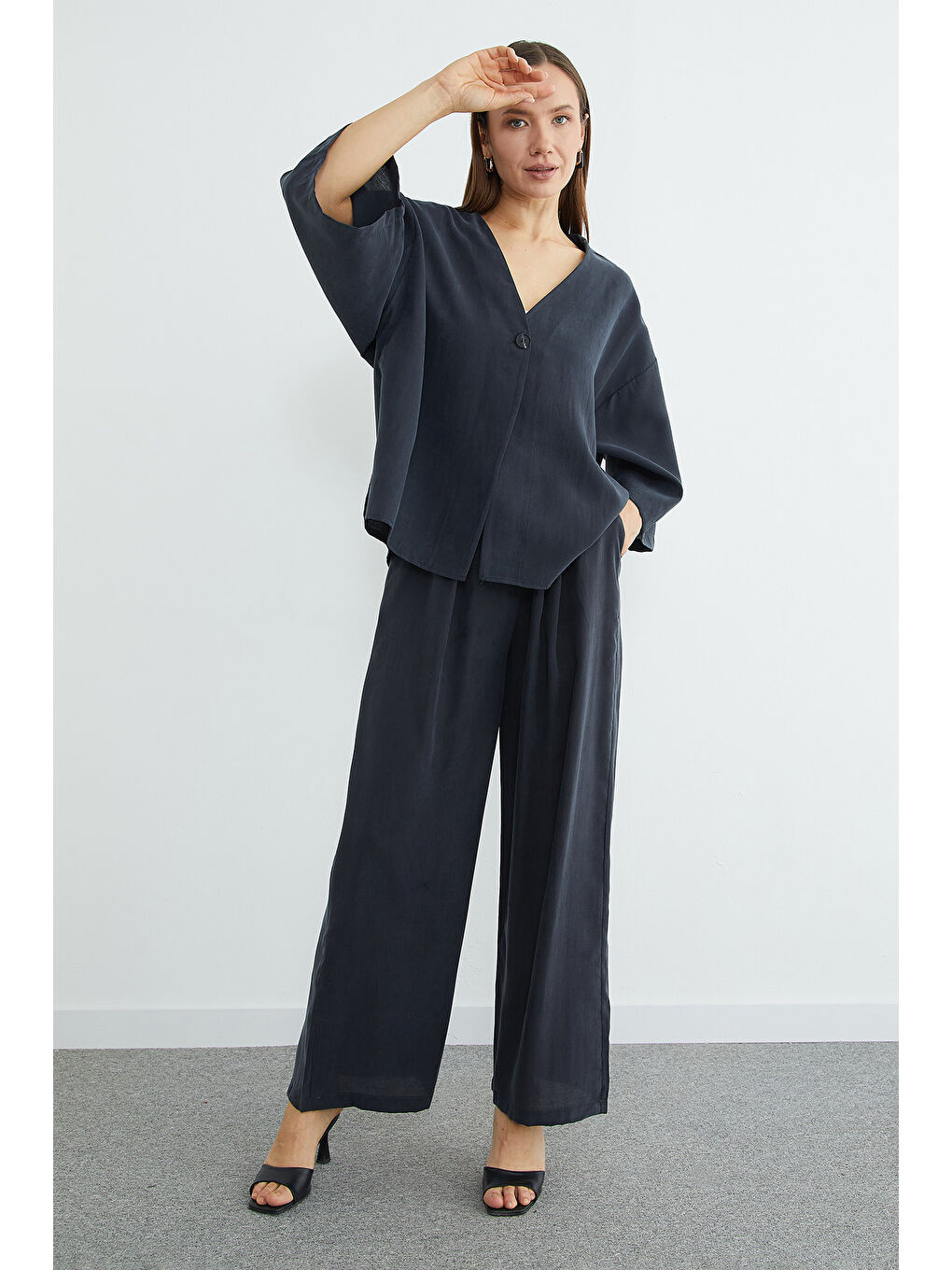 Siyah Tek Düğmeli Lyocell Kumaş Oversize Ceket-2