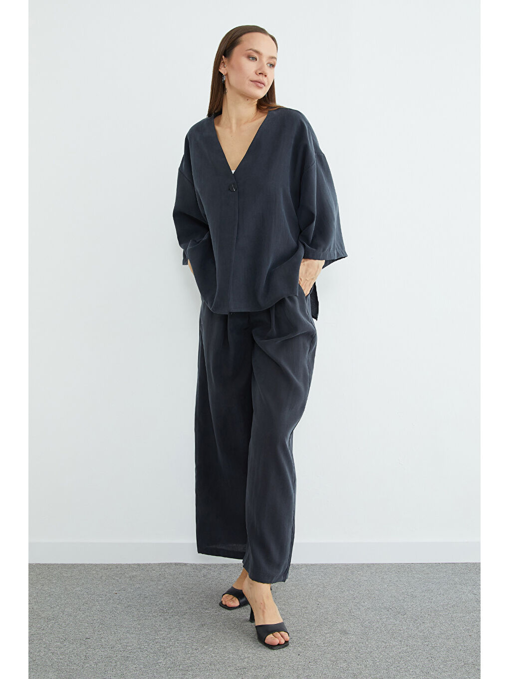 Siyah Tek Düğmeli Lyocell Kumaş Oversize Ceket-3