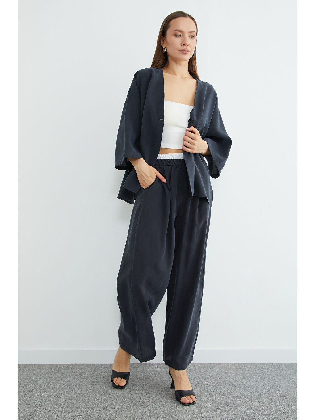 Siyah Tek Düğmeli Lyocell Kumaş Oversize Ceket-4