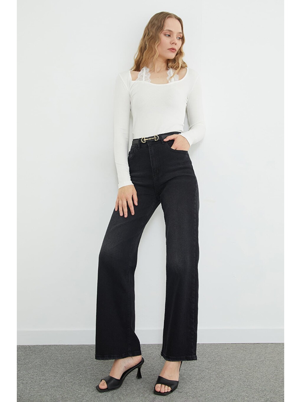Ekru Dantel Boyundan Bağlama Detaylı Slim Fit Bluz-2
