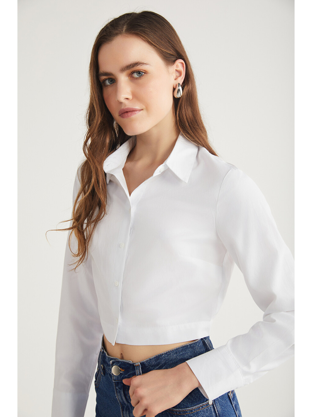 Sıntıa Kadın Slim Fit Dar Kalıp Vücuda Oturan Elastanlı Poplin Crop Beyaz Gömlek-1