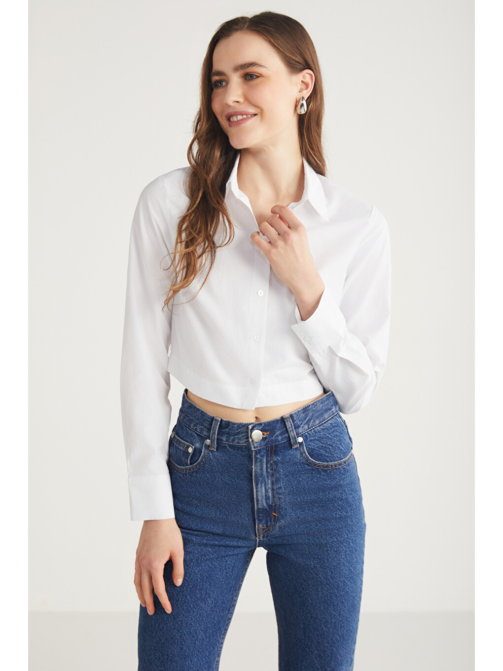 Sıntıa Kadın Slim Fit Dar Kalıp Vücuda Oturan Elastanlı Poplin Crop Beyaz Gömlek-2